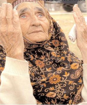 isl-mother-still-crying-and20-praying